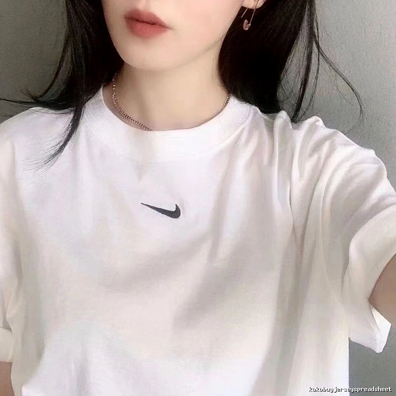 Nike Center Swoosh Logo Detail White Swoosh T-Shirt Travel Styling