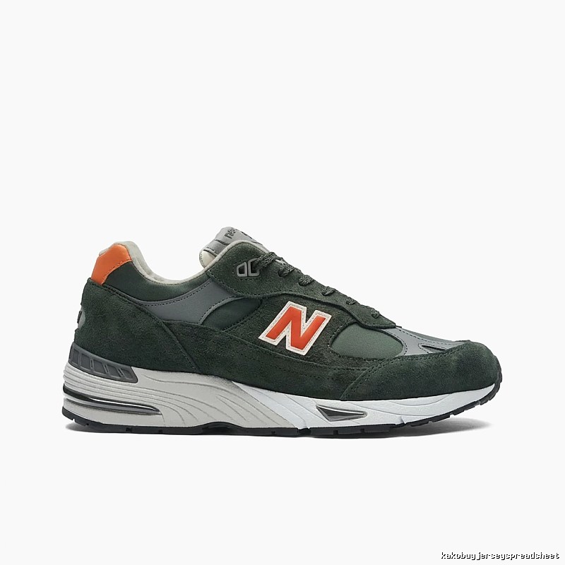 Retro style dark green of New Balance 990v3