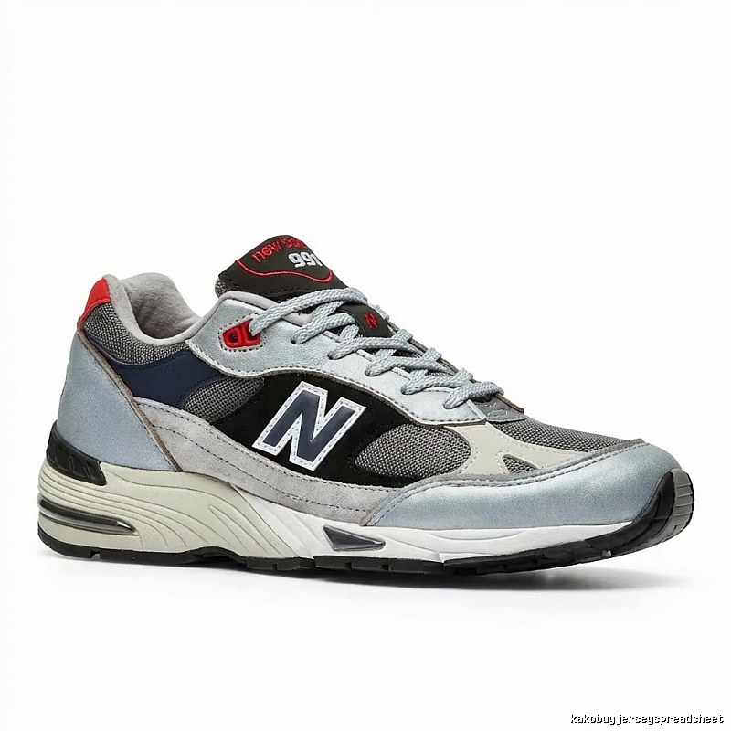 Retro-style grey sports shoes of New Balance