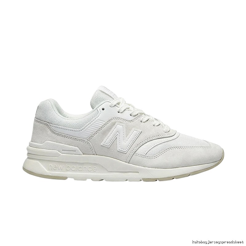 Retro-style white shoes of New Balance
